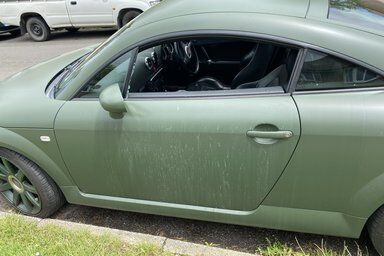 Audi TT with green wrap get new side window after vandalism