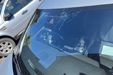 Mazda5 frontwindscreen replaced on work