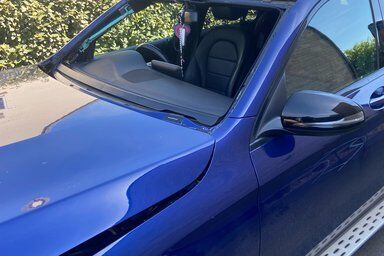 SUV gets new windscreen in drive way at clients home address